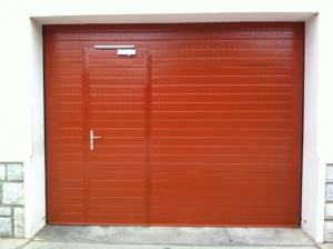 Photo Fabrication de portes de garage sectionnelles résidentielles et industrielles
