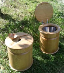 Photo Toilettes sches en bois cylindriques