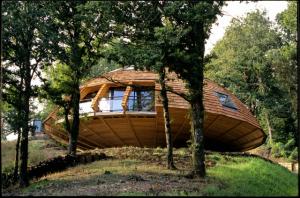 Photo "Domespace, la maison ronde en bois qui tourne avec le soleil ..."